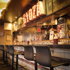 【お一人様・デートに】宇都宮駅東口からすぐ。オープンキッチンのライブ感を楽しめるカウンター席は、お仕事帰りのサク飲みやカップルでのご利用に最適です。お洒落なバル空間で、自慢の餃子と厳選ワインをゆったりとお楽しみください。隣同士で会話も弾む、店内で人気の特等席です。