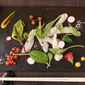 料理メニュー写真 スモークした真鯛と彩り野菜のカルパッチョ