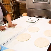 【STEP１】店内で本場のシェフが生地作り！生地を伸ばしてナンを成形します。毎日およそ120～130枚焼き上げています。