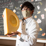 多彩なチーズ料理をご提供しております！鉄板料理にチーズをたっぷりとかけるラクレットが人気！