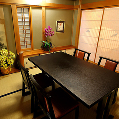 足の不自由な方でもご利用いただけるテーブル席の個室になります。