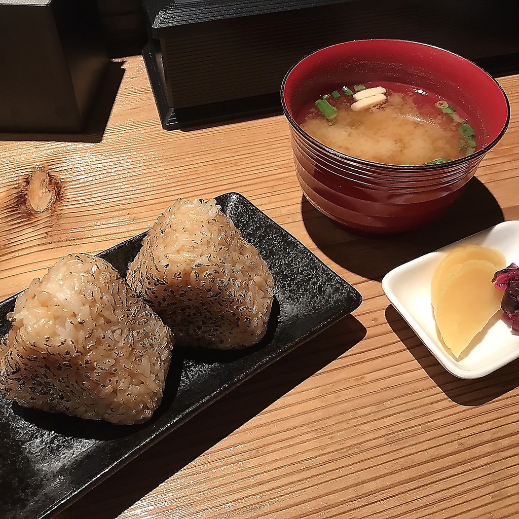 香ばしく焼けた良い香りが食欲をそそる〆に人気の『焼きおにぎり』は味噌汁、お新香付きです。