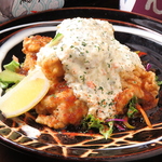 当店名物のチキン南蛮は、ぜひ熱々の状態でお召し上がりください。サクサクの食感が人気の一品です。