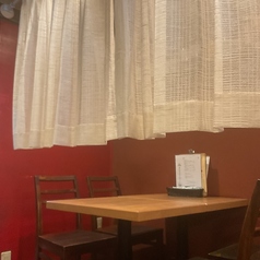 【テーブル：最大4名様掛け】オシャレで落ち着いた雰囲気がある店内で、デートでのご利用にもオススメ♪