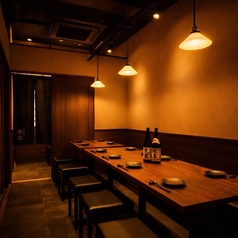 木の温もりと柔らかな照明が心地よい半個室。すりガラスの仕切りと暖簾で程よいプライベート感があり、落ち着いた雰囲気で会話と食事を楽しめます。
