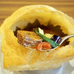 【6月限定】夏野菜と牛肩ロース煮込みパイ包みスープカレー　赤ワインビネガー風味