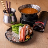 《季節のコース》旬の鮮魚や地鶏串焼き、和牛の特製煮込みなど、人気料理をバランス良く楽しめるコースをご用意。飲み放題付きプランもあり、会社宴会や友人との集まり、接待など幅広いシーンに対応可能です。完全個室やテーブル席など、人数や目的に合わせた空間で、ゆったりとお食事をお楽しみいただけます。