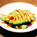 料理メニュー写真 アボカドキムチと彩り野菜のコンカッセ