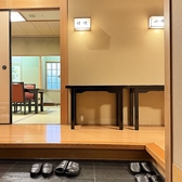 個室に上がる為には一段の段差をあがっていただきます。写真は段差のイメージになりますが15センチほどございます。車椅子のお客様も上がれるようにはなっております。※お手伝いいたしますのでお気軽にお問い合わせください。