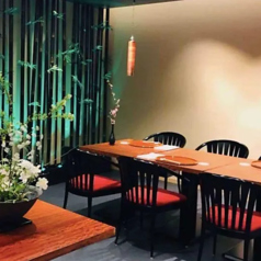 シックな内装が心地よい和モダンな空間です。プライベートな会食や大切な方とのお食事に最適な、ゆったりとしたテーブル席をご用意。上質な雰囲気の中で、心安らぐひとときをお過ごしいただけます。ぜひご利用ください。