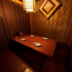 柔らかい暖色の明かりと木の温もりが作る和空間の4名様用テーブル。気軽に宴会や飲み会を楽しみたいときにおすすめなお席！お得な宴会プランやクーポンもご用意しております！