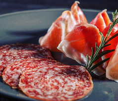 生ハムとサラミ