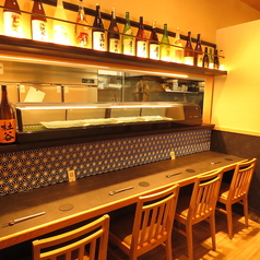 お一人様も大歓迎！人気のカウンター席は調理場を目の前で見る事が出来る特等席です◎熊本で作られた地酒等、アルコールメニューも多数品揃えております。