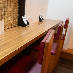 お食事やさくっと呑みたい時に最適なカウンター席。お一人様や少人数でのご利用におすすめです。