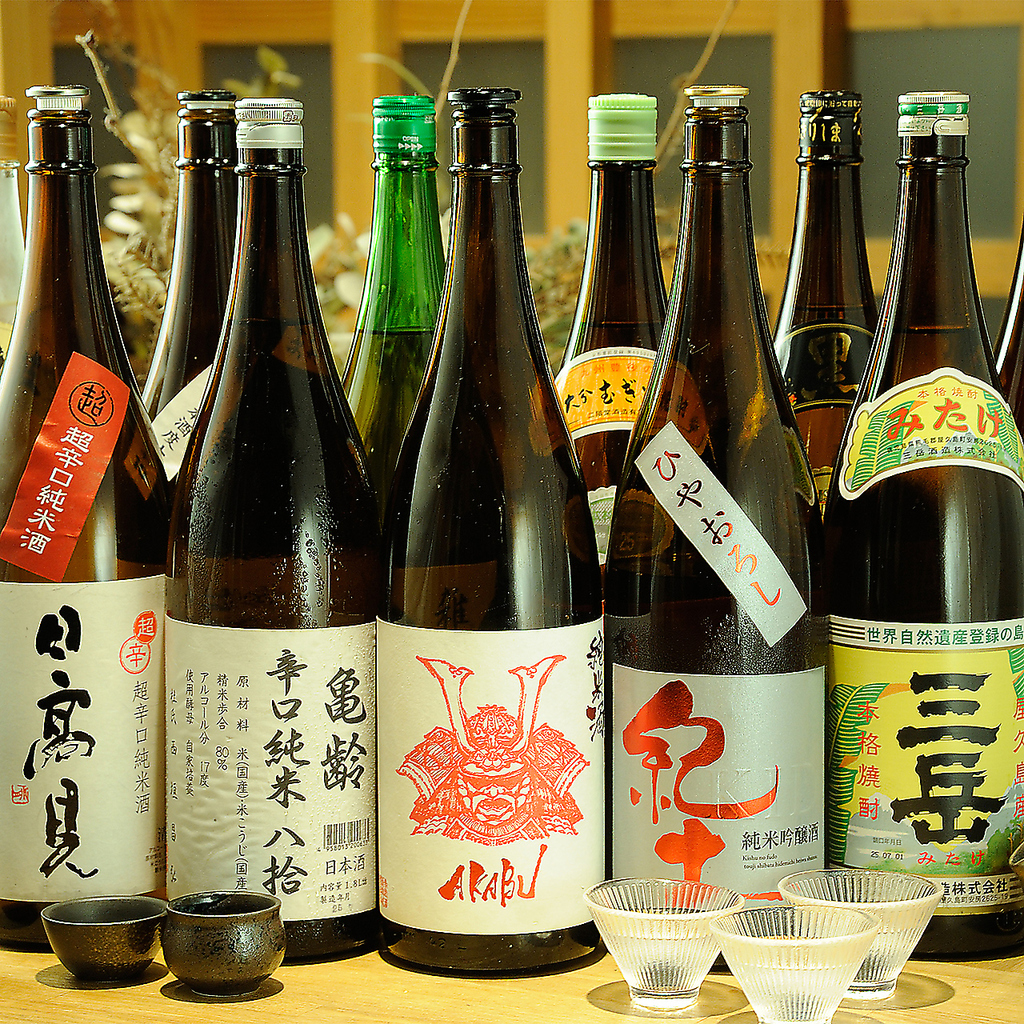 自慢の鶏料理をより引き立てる銘酒を厳選。全国から取り寄せた豊富な地酒との至福のペアリングを。