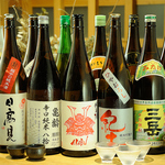 自慢の鶏料理をより引き立てる銘酒を厳選。全国から取り寄せた豊富な地酒との至福のペアリングを。