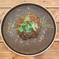 カレーやおつまみ等スパイスからこだわる料理が楽しめる