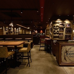 大小様々なテーブル席をご用意しております。シンプルながらも落ち着いたインテリアと照明で、カジュアルにお食事やお酒をお楽しみいただけます。少人数での飲み会から大人数でのご宴会まで、様々な場面でどうぞ。