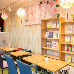 【テーブル席でゆったりカフェタイム】歩き疲れたら、落ち着けるテーブル席でひと休みに♪