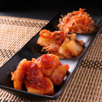 ネギ、白菜、カクテキが揃ったキムチセット。お酒のおつまみや焼肉の合間のお口直しにも最適な一品。