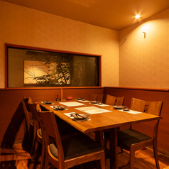 スタイリッシュでありながらも温かみのある個室空間◎窓からはライトアップされた中庭を望むこともでき、癒しの時間をお過ごしいただけます。6名様程度のお集まりに最適な個室は、女子会や合コン、同僚との飲み会にもぴったり♪周囲を気にせずごゆっくりと会話をお楽しみください。