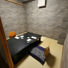 落ち着いた雰囲気の掘りごたつ個室。デートや特別な日のお祝いにぴったり。