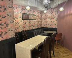 コーナーソファーの席とテーブル席