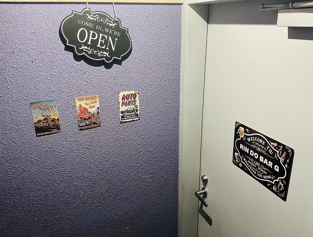 当店入口です♪♪さあ扉の向こう側へどうぞお入れ下さい^_^大人の隠れ家ようこそ！！