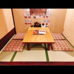 【9名様×1卓】大人数のお客様には奥の座敷のテーブルをご利用頂けます。