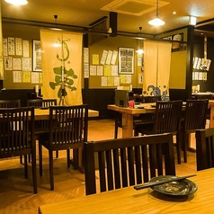 店内奥にもテーブルのお席を設置しております。幅広い年代のお客様にゆったりと心地よく食事をお楽しみいただける空間づくりにこだわります。