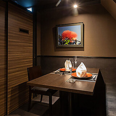 当店では個室席をご用意しております。日常の喧騒を離れ、心から安らげるひとときをお過ごしいただけるよう心地よい空間と上質なサービスをご提供いたします。