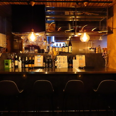 広めに設計されたカウンター席は、店主のこだわりの１つです。お1人様からでも大歓迎です！