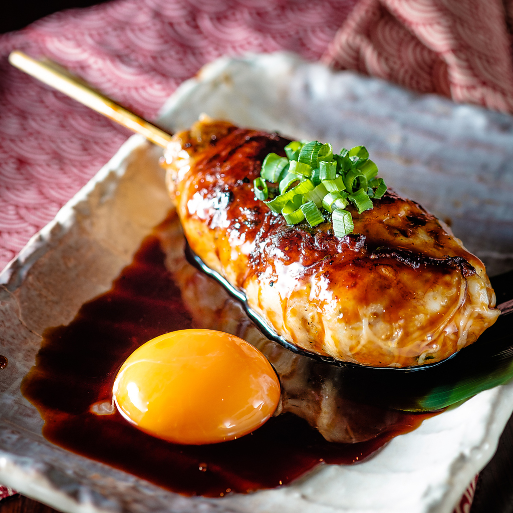 自慢のつくね!!新鮮で割れにくい卵を絡めて食べるのが絶妙♪