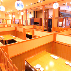 【2名様からご利用可能な個室席】気の合う仲間が揃ったら皆で乾杯！落ち着いた雰囲気を求めるご接待や宴会に、女子会や合コンなどのご友人と気兼ねなく楽しみたい時に、それぞれのシーンに合わせてお席をご用意♪間接照明の優しく照らす大人の空間で素敵なご宴会を♪宴会コースも種類豊富にご用意しております♪