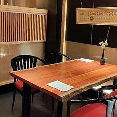 木目の美しいテーブル。落ち着いた雰囲気のテーブル席です。洗練された和モダン空間を演出します◎ご家族やご友人とのお食事会、またはビジネスでの少人数での会食など、様々なシーンでゆったりとくつろぎのひとときをお過ごしいただけます。