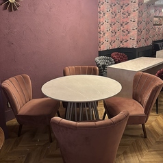 ゆったり1人かけソファーが4つのテーブル席