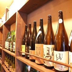 カウンター手前の棚には季節の日本酒がズラリと並んでいます。
