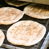 【STEP３】こんがりきつね色に焼きあがったら完成です！店内に広がるナンのいい匂いがたまりません！