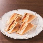 ランチやディナーはもちろん、モーニングもお楽しみいただける当店。和定食やホットサンドセットなど多彩なメニューをご提供しております。朝食は控えめに、という方には、小さめサイズの「ちょこっとモーニング」のご用意も◎お好みやお腹具合に合わせてご利用ください♪