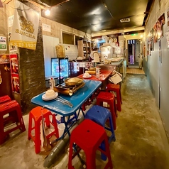 99分の幸せ体験！ムーガタ湯島で、鍋＆焼肉を同時に楽しむタイ式BBQ。ナムチムが本気でうまい！東京・湯島の「MOOKATA 湯島店」は、本場タイの屋台囲気を再現したムーガタ専門店。99分食べ放題で、本格ナムチムとタイ人のおもてなしが魅力です