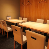 テーブル席は4名様用と6名様用を各１つご用意しております。仕事仲間との宴会や接待、少人数での上質な集まりなど、様々なシーンに最適です。木を基調とした落ち着いたインテリアに囲まれながら、四季折々の食材を活かした美味しい和食料理を心ゆくまで堪能できます。