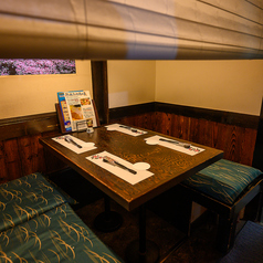 会社飲み会や接待などの大人数でのご利用も可能な、テーブル席のご用意があります。鹿児島へ観光などで訪れたお客さまにもおすすめです。広々としたテーブル席でお食事を楽しみながら、ごゆっくりおくつろぎいただけます。