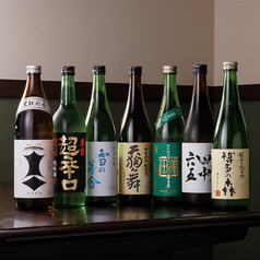 全国から厳選した日本酒を10種類以上ご用意しております