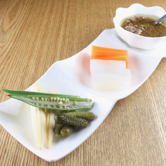 彩り野菜とバーニャカウダディップ