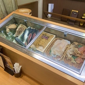 日替わりで仕入れる産地直送の旬の鮮魚や野菜が見えるショーケースにわくわくします！