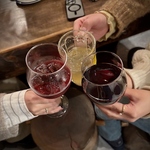 色々なお酒があるからつい飲みすぎちゃう！美味しいアテと一緒に乾杯！