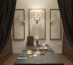 半個室2～4名様　テーブル席4部屋シックな雰囲気を堪能いただけるテーブル席を３席ご用意しております。お早目のご予約をお勧めしております。