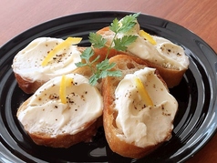 クリームチーズとはちみつのクロスティーニ