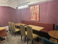 2人席4つにもなるベンチソファー席