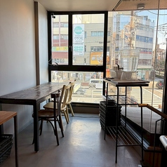 当店の窓際のお席は、大きな窓から日差しが差し込み、温かみのある心地よい空間となっております。明るい光の中で、当店自慢のパンケーキをぜひお楽しみください。日光を浴びながら、リラックスしたひとときを過ごし、特別な味わいを堪能していただけます。